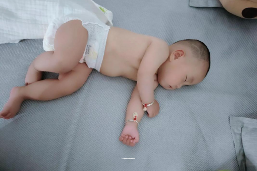 汶上宝宝拍嗝的正确方法